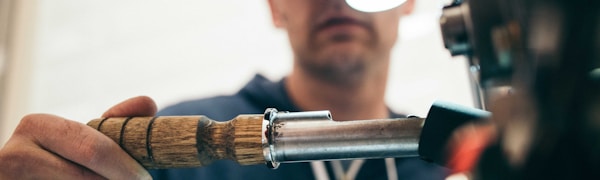 现代科技感门户大厅入口，展示必一运动科技平台前沿界面