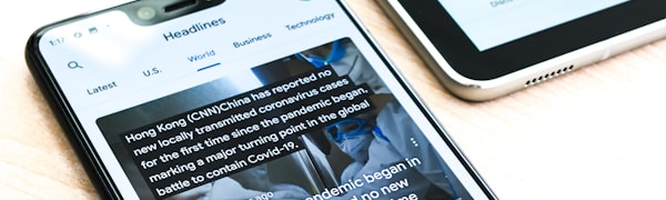 体育新闻编辑室工作场景，屏幕上显示最新赛事快讯